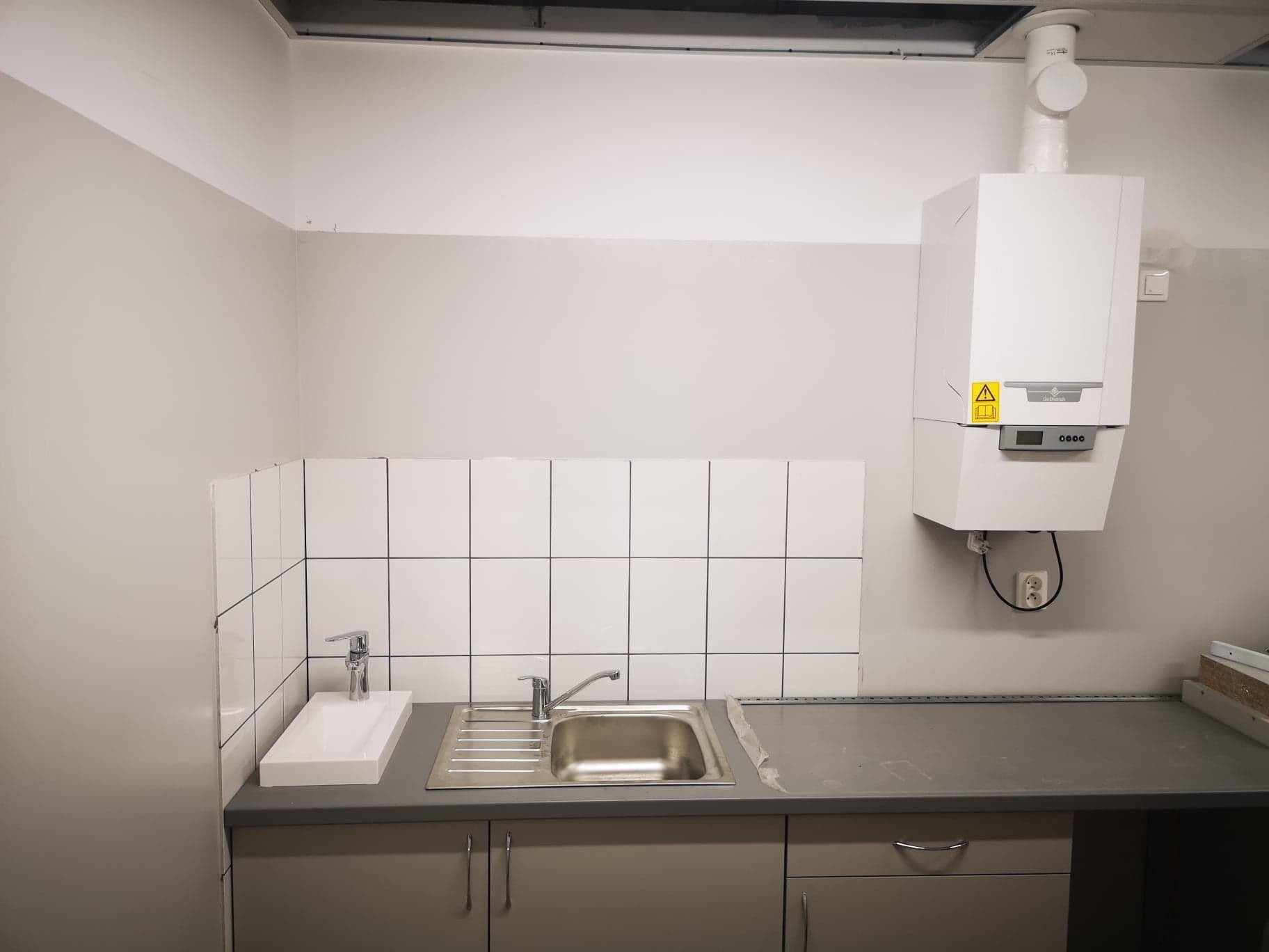 zdjęcia montaż zapleczy sanitarnych w sieci Rossmann